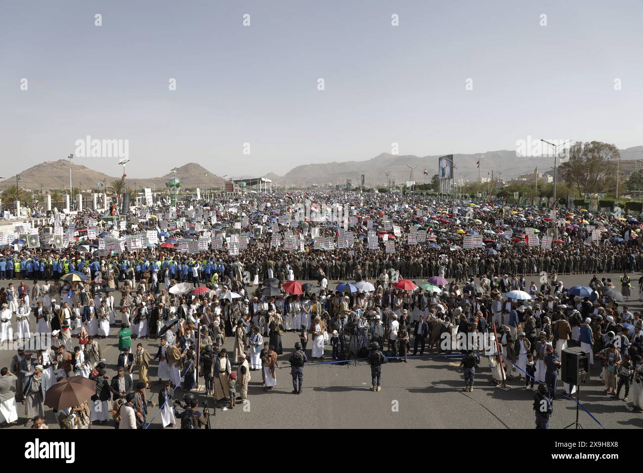 Sanaa, Sanaa, Yemen. 31 maggio 2024. I sostenitori di Houthi cantano slogan durante una protesta contro gli Stati Uniti e Israele, e in solidarietà con il popolo palestinese. Il portavoce militare Houthi Yahya Sarea ha riferito che gli attacchi aerei condotti dagli Stati Uniti e dal Regno Unito hanno preso di mira le posizioni Houthi nello Yemen, causando la morte di almeno 16 persone e lesioni ad altre 35. (Immagine di credito: © Osamah Yahya/ZUMA Press Wire) SOLO PER USO EDITORIALE! Non per USO commerciale! Foto Stock