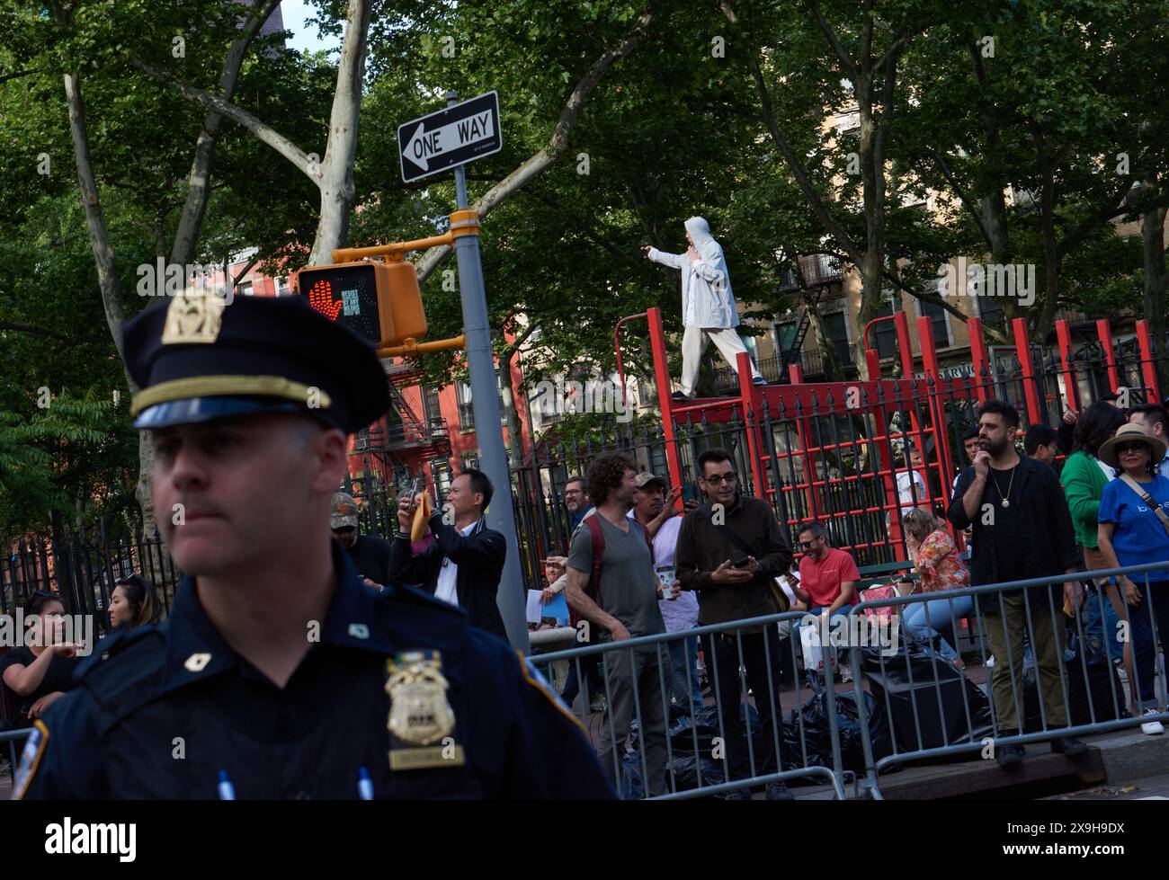 New York, New York, Stati Uniti. 30 maggio 2024. Un uomo pratica la routine Kung-fu in cima ai bar delle scimmie in un parco di fronte al luogo in cui i sostenitori di Trump sono riuniti vicino alla Manhattan Criminal Court mentre attendono un verdetto nel processo penale di Donald Trump. (Credit Image: © Edna Leshowitz/ZUMA Press Wire) SOLO PER USO EDITORIALE! Non per USO commerciale! Foto Stock