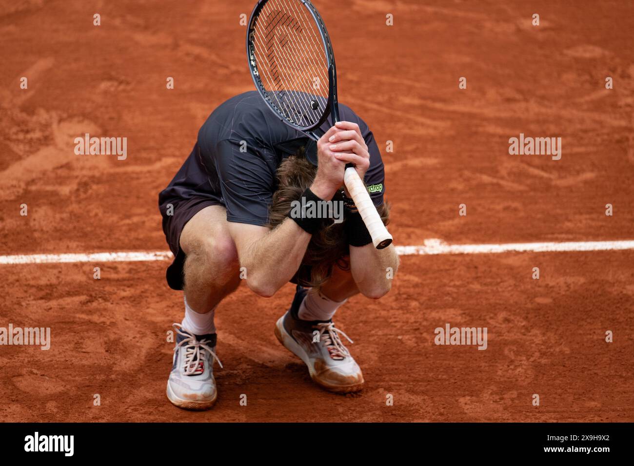 Parigi, Francia. 31 maggio 2024. Andrej Rublev reagisce durante il terzo turno maschile di tennis tra Andrej Rublev russo e Matteo Arnaldi italiano al torneo Open di Francia al Roland Garros, Parigi, Francia, 31 maggio 2024. Crediti: Meng Dingbo/Xinhua/Alamy Live News Foto Stock