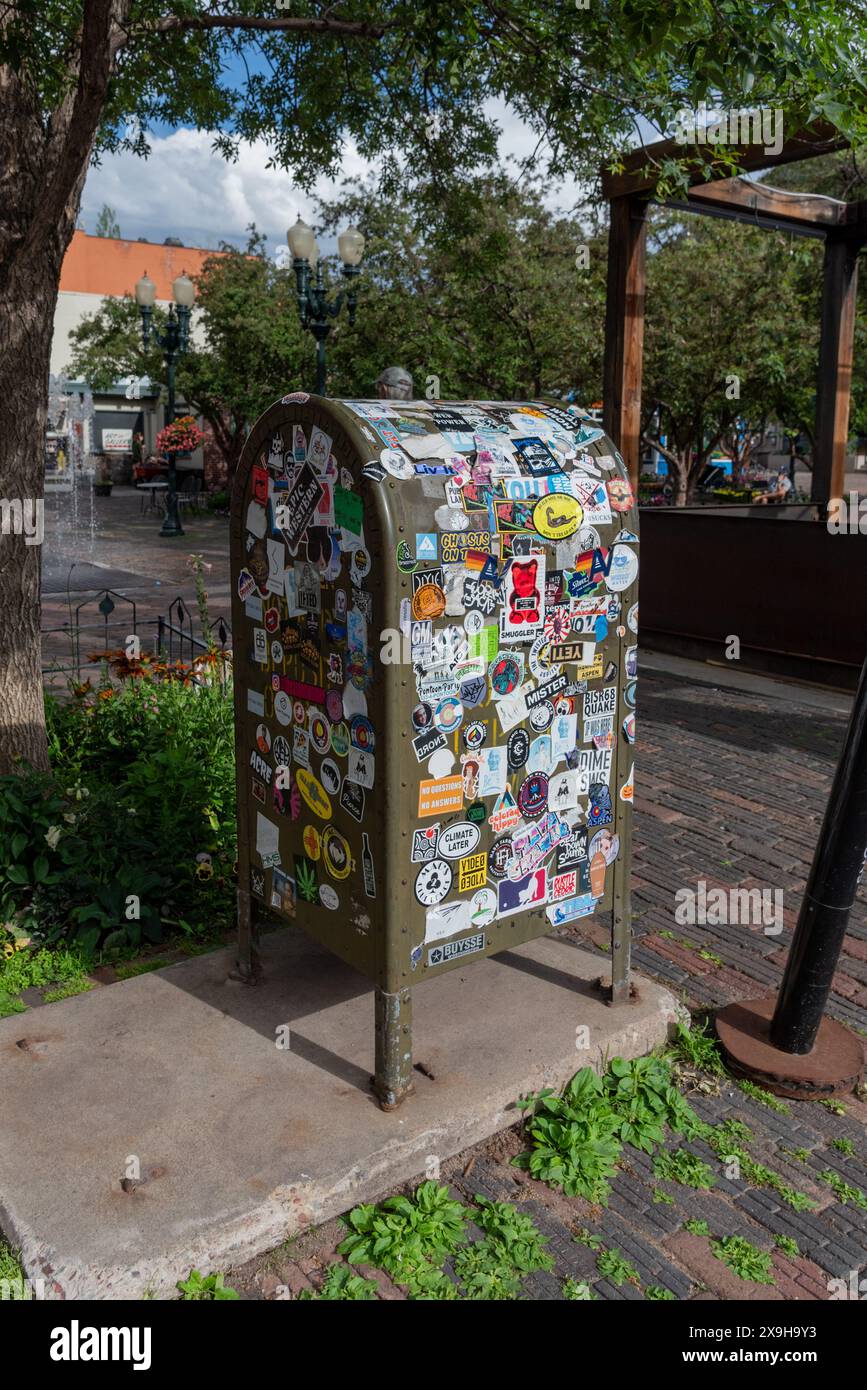 Cassetta postale coperta con decalcomanie nel centro di Aspen, Colorado, Stati Uniti. Foto Stock