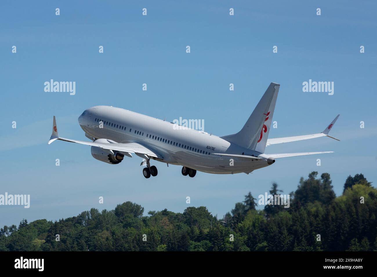 Seattle, Washington, Stati Uniti. 31 maggio 2024. Un aereo Boeing 737 MAX 8 (verniciato di grigio) per Air China decolla per un volo di prova al Boeing Field. Crediti: Paul Christian Gordon/Alamy Live News Foto Stock