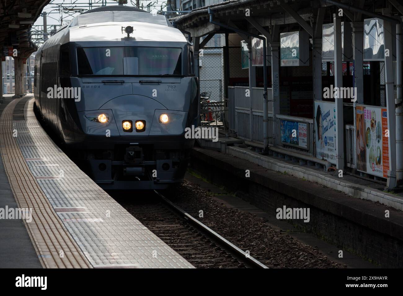 Un treno Ariaki della serie 787 con la Japan Railways (JR) Kyushu serve alla stazione di Tosu a Kyushu, in Giappone. Foto Stock
