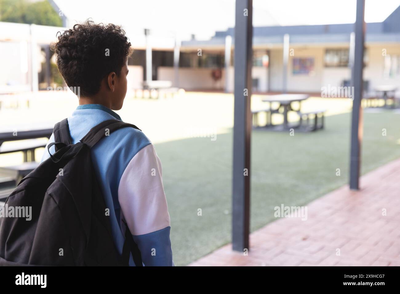 Ragazzo birazziale a scuola, con spazio di copia Foto Stock