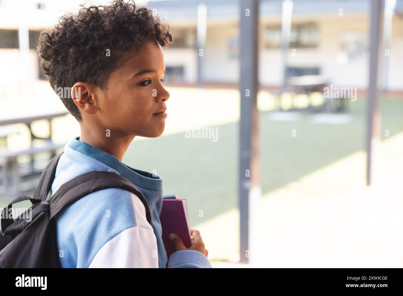 Ragazzo birazziale a scuola, con spazio di copia Foto Stock