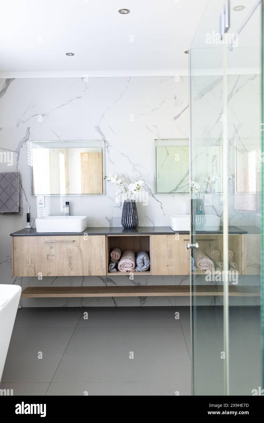 A casa, bagno moderno con doppio lavandino e armadi in legno Foto Stock