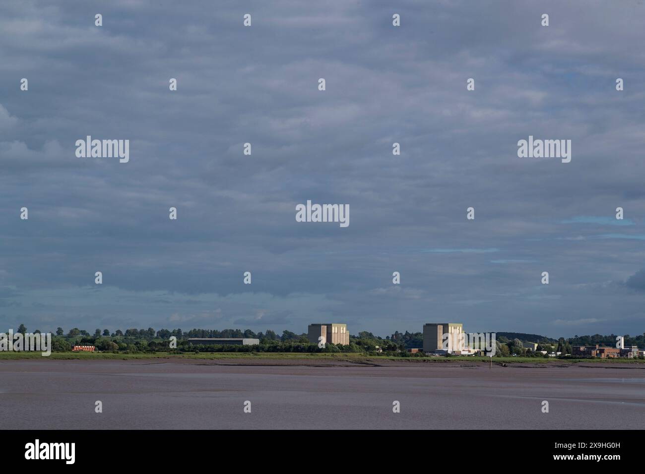 Centrale nucleare di Berkeley. Chiusa nel 1989, la stazione, sul fiume Severn, è in fase di smantellamento. Foto Stock