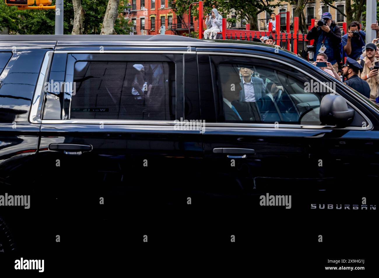 New York, Stati Uniti. 30 maggio 2024. Donald Trump si rivolge ai sostenitori dal suo corteo mentre lascia il Manhattan Criminal Courthouse dopo aver appreso delle condanne dell'ex presidente a New York, giovedì 30 maggio 2024. Donald Trump è stato dichiarato colpevole di tutti i 34 capi d'accusa per falsificare i documenti aziendali nel primo dei suoi casi penali per andare a processo. (Foto di Michael Nigro/Pacific Press) credito: Pacific Press Media Production Corp./Alamy Live News Foto Stock