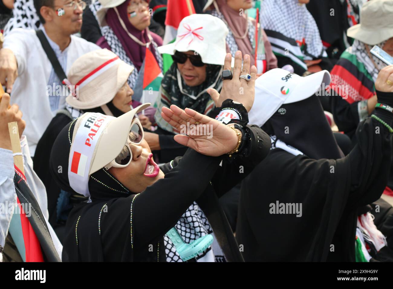 GIACARTA, INDONESIA - 1 GIUGNO: Una manifestante filo-palestinese che si aggira sulle braccia come rifiuto di prodotti che hanno legami con Israele durante la manifestazione pro-palestinese presso l'ambasciata statunitense di fronte a Giacarta, Indonesia, il 1 giugno 2024. La manifestazione ha protestato contro l'attacco militare israeliano a Rafah, Gaza. Foto Stock