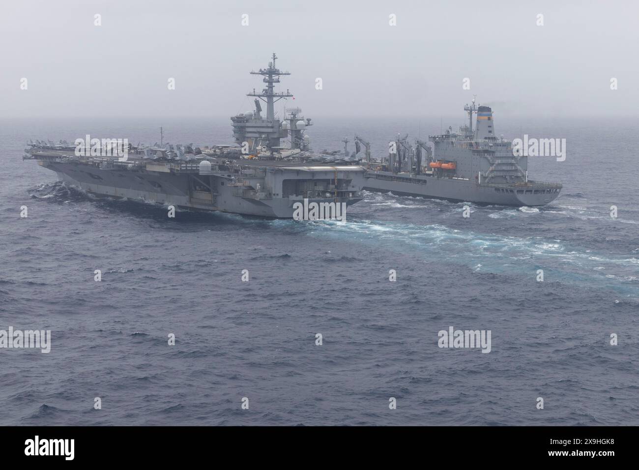 240530-N-VA915-1133 PACIFIC OCEAN (30 maggio 2024) portaerei classe Nimitz USS Abraham Lincoln (CVN 72) effettua un rifornimento in mare con la H Foto Stock