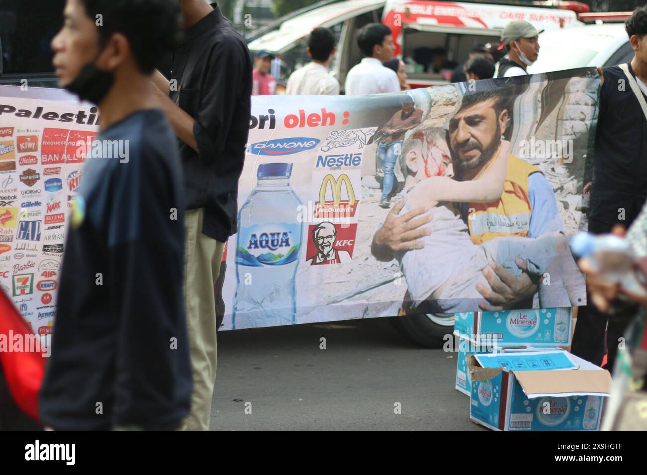 GIACARTA, INDONESIA - 1° GIUGNO: Un profanatore palestinese, uno striscione che chiede il boicottaggio dei prodotti associati a Israele durante la manifestazione pro-palestinese presso l'ambasciata statunitense di fronte a Giacarta, Indonesia, il 1° giugno 2024. La manifestazione ha protestato contro l'attacco militare israeliano a Rafah, Gaza. Foto Stock