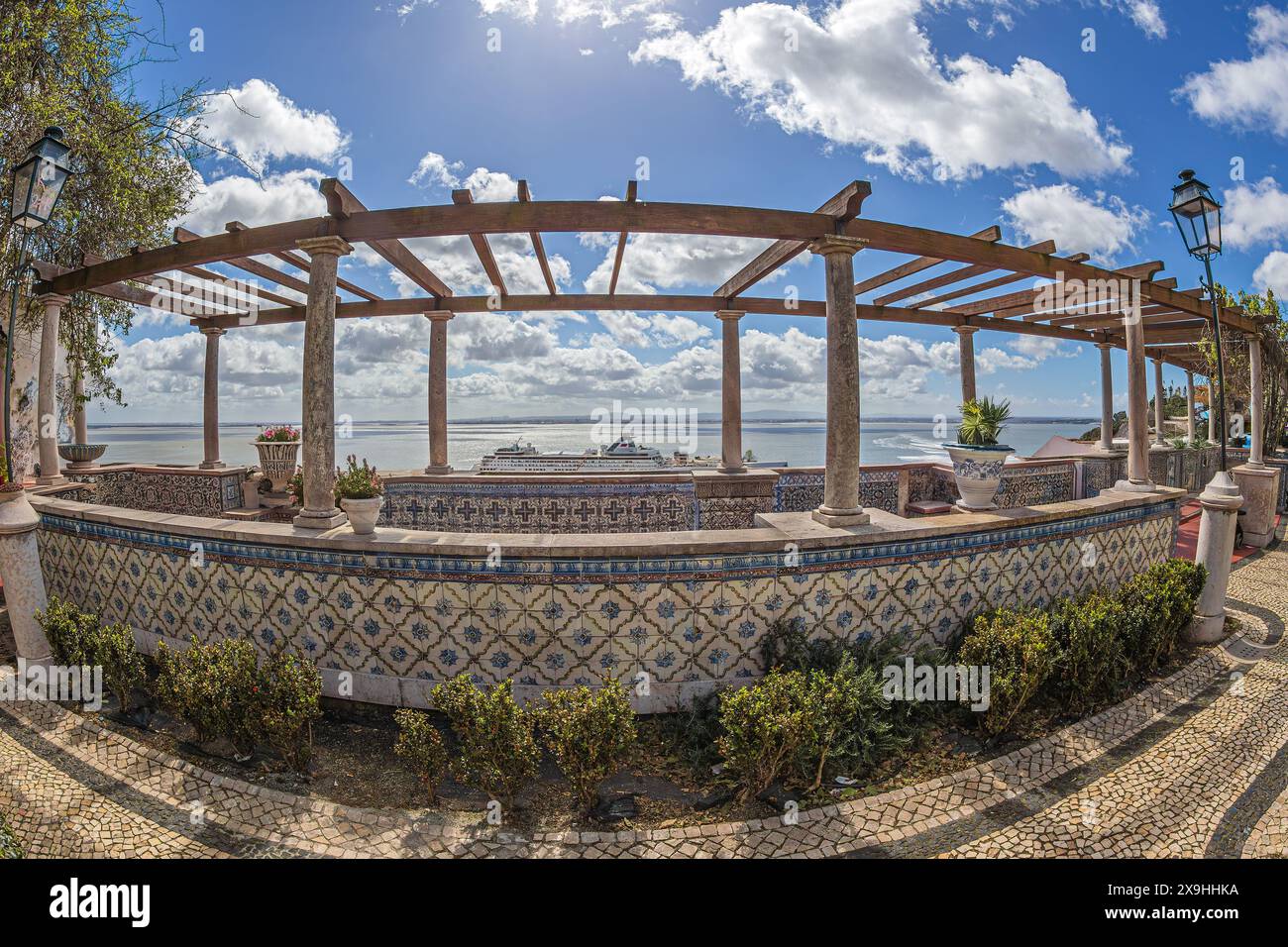 LISBONA, PORTOGALLO - 8 APRILE 2024: Miradouro de Santa Luzia, un bellissimo punto panoramico di Lisbona, che offre un'ampia vista panoramica sulla storica Alfama Foto Stock