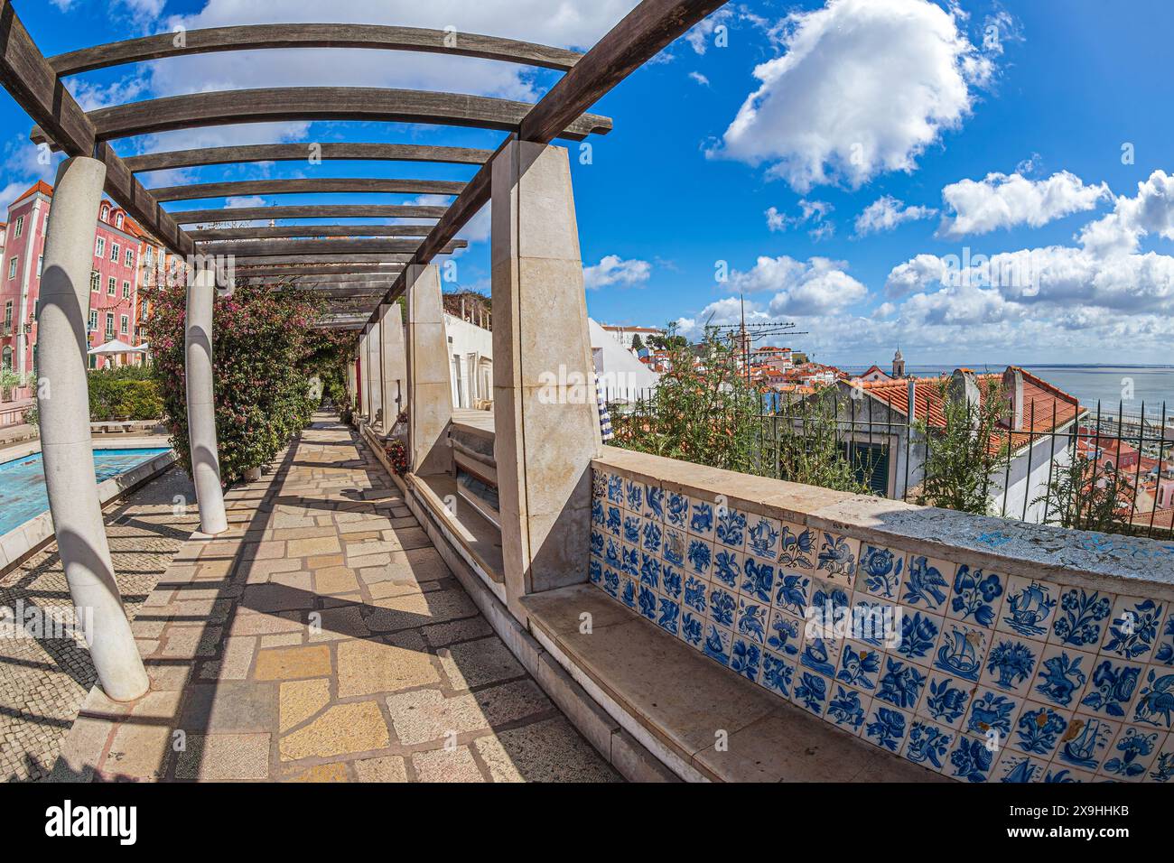 LISBONA, PORTOGALLO - 8 APRILE 2024: Miradouro de Santa Luzia, un bellissimo punto panoramico di Lisbona, che offre un'ampia vista panoramica sulla storica Alfama Foto Stock