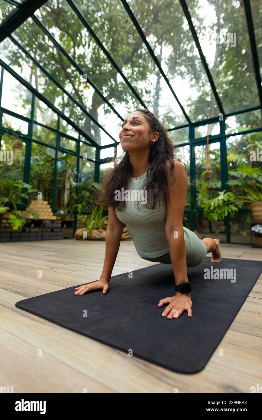 Lo studio Glass House ospita una studentessa di yoga birazziale Foto Stock