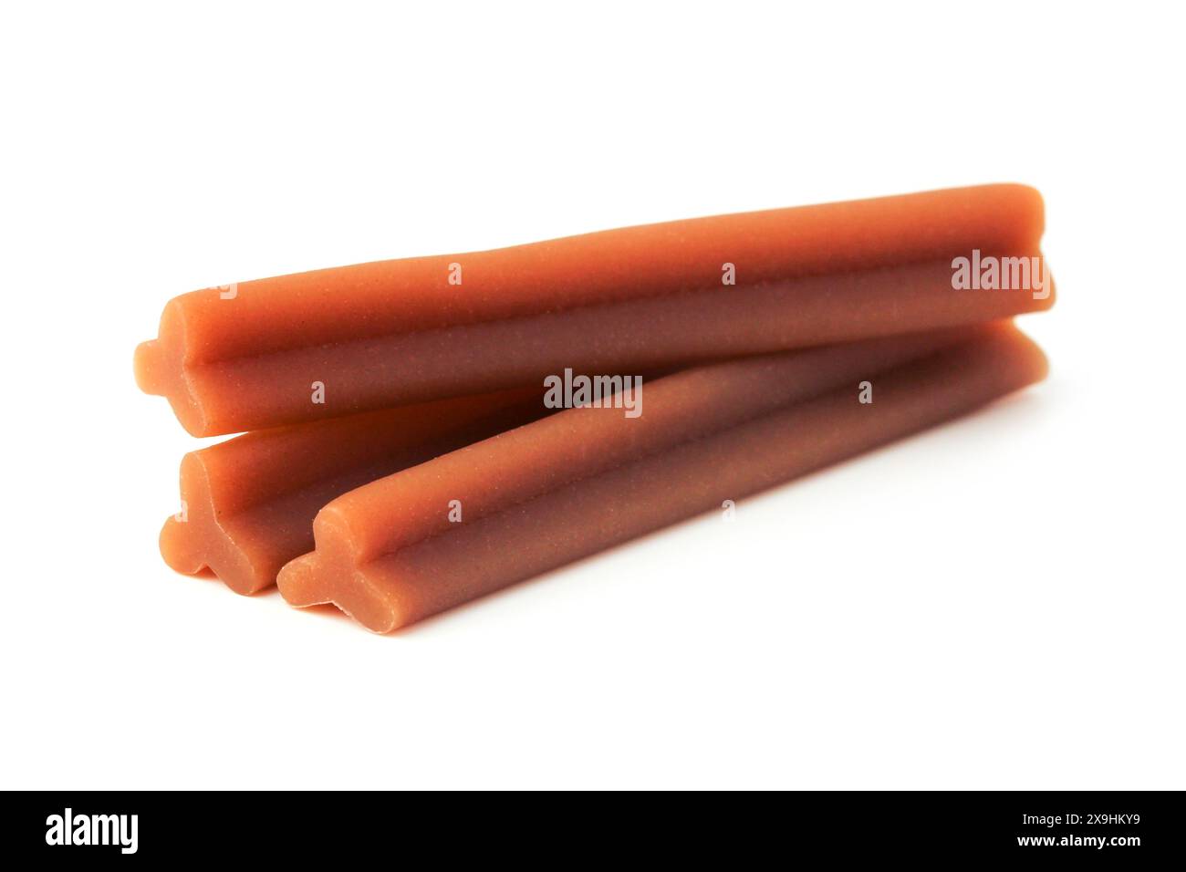 Dolcetti per cani. Bastoncini commestibili di ingredienti a base di carne per pulire i denti dei cani isolati su sfondo bianco Foto Stock