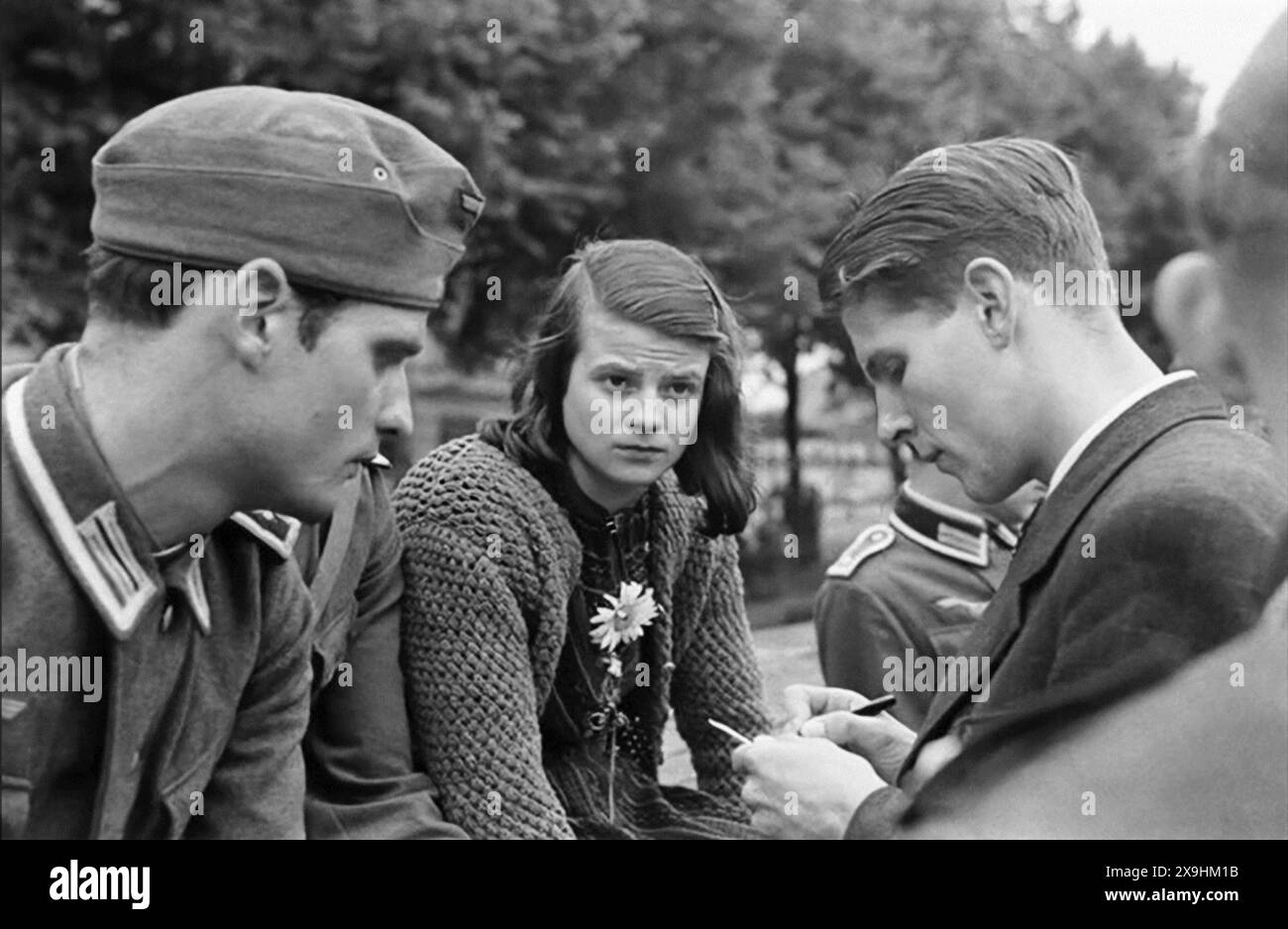 Hans Scholl (a sinistra), Sophie Scholl (al centro) e Christoph Probst del gruppo clandestino di resistenza nazista noto come la Rosa Bianca a Monaco, Germania, nel 1942. Il 22 febbraio 1943, tutti e tre furono giustiziati con ghigliottina. Foto Stock