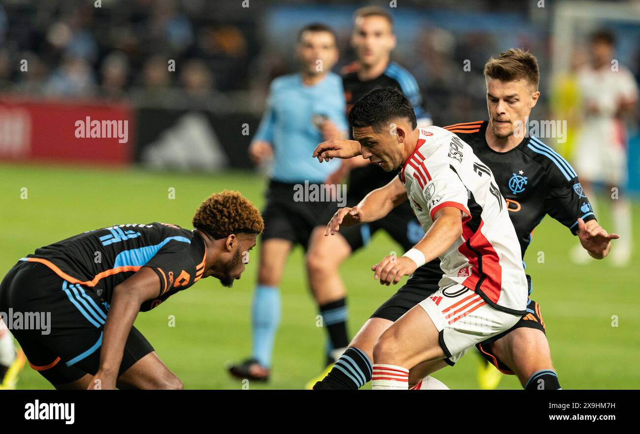 New York, Stati Uniti. 31 maggio 2024. Strahinja Tanasijevic (12), Tayvon Gray (24) del NYCFC e Cristian Espinoza (10) del terremoto di San Jose combattono per la palla durante la partita regolare della MLS allo Yankee Stadium di New York il 31 maggio 2024. Il NYCFC ha vinto 5 - 1. (Foto di Lev Radin/Sipa USA) credito: SIPA USA/Alamy Live News Foto Stock