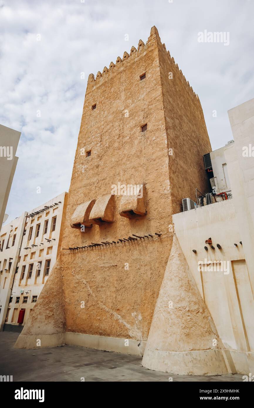 Vecchio edificio fortificato al Souq Waqif di Doha, Qatar Foto Stock