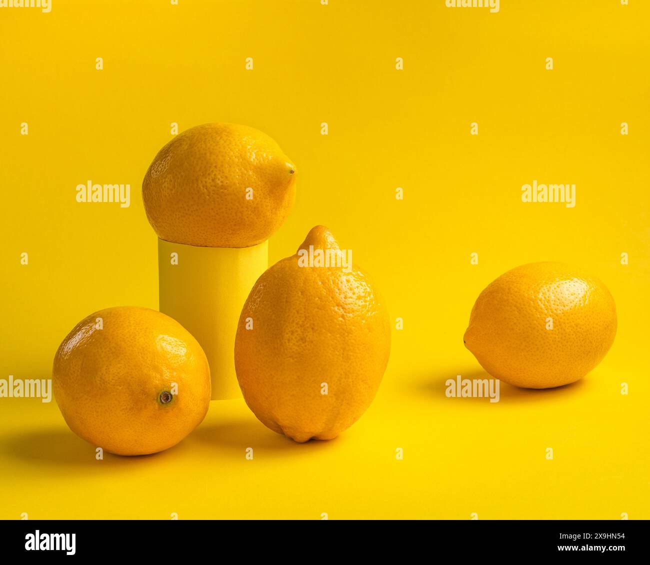 concetto di aroma di limone su sfondo colorato, focalizza la foto in studio Foto Stock