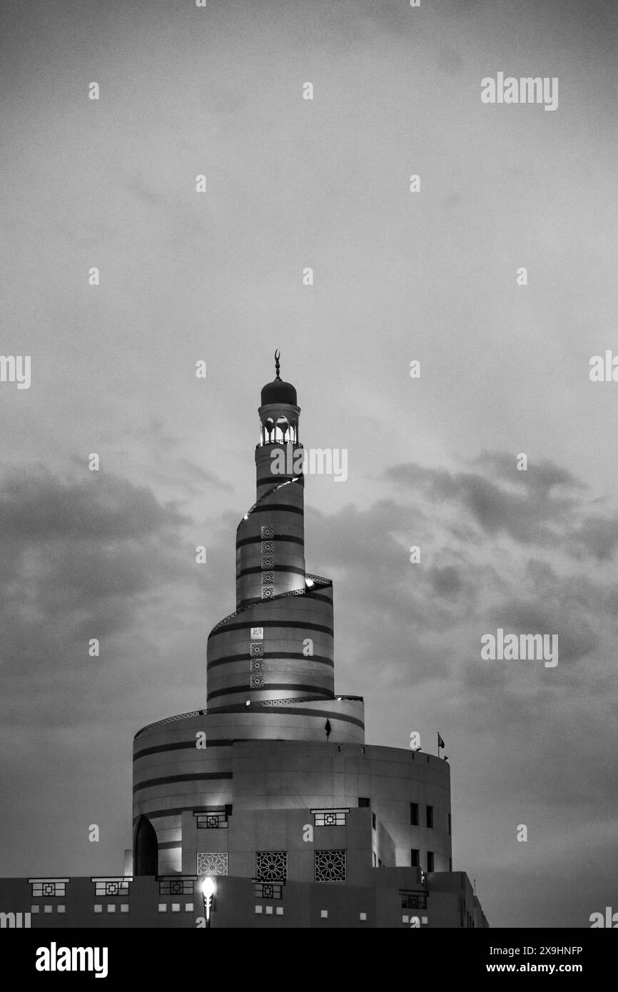 Fanar, Qatar Islamic Cultural Centre, Moschea a spirale a Doha, costruita come una replica della grande Moschea di al-Mutawwakil a Samarra, Iraq Foto Stock