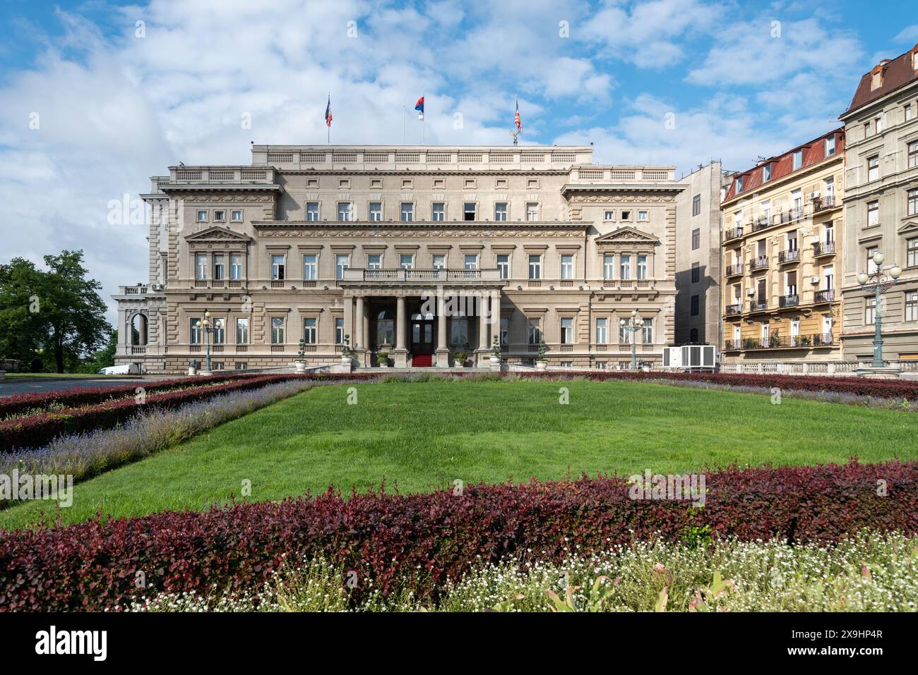 Ingresso principale allo splendido Palazzo Vecchio di Belgrado. Aprile 2024. Foto Stock