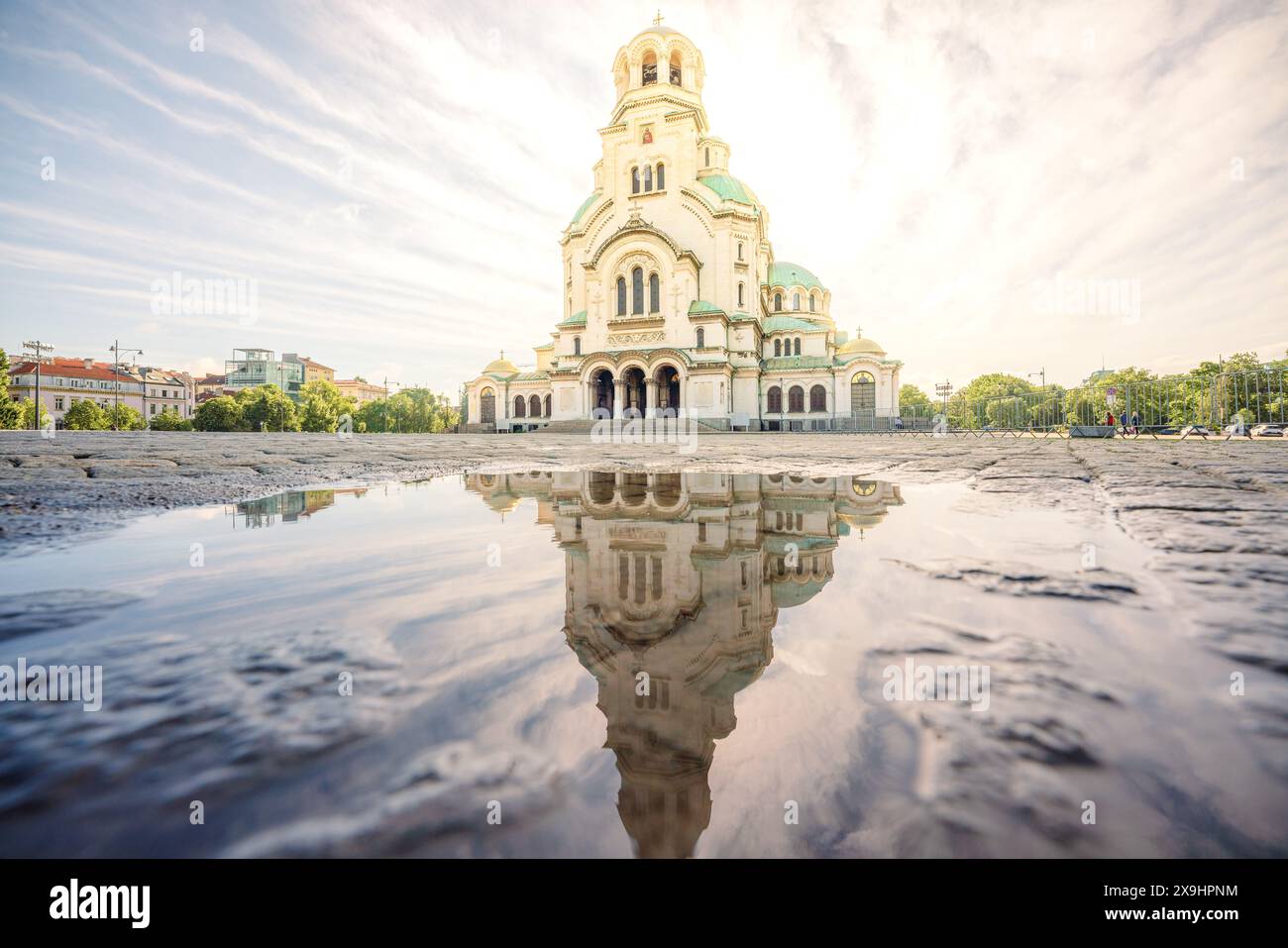Cattedrale Alexander Nevsky a Sofia, capitale della Bulgaria, riflessa sull'acqua Foto Stock