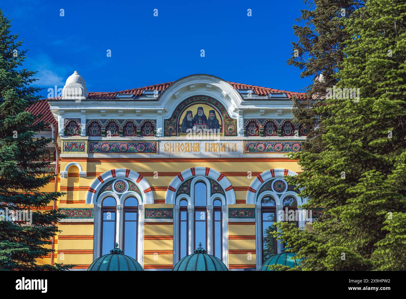 Sofia, Bulgaria, 23 maggio 2024. Vista esterna di un bellissimo edificio, il Santo Sinodo della Chiesa ortodossa bulgara Foto Stock