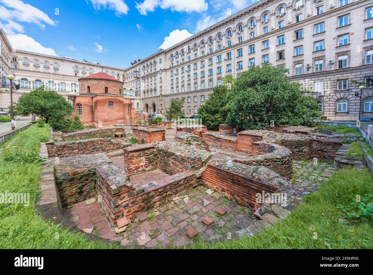 Vista esterna della chiesa di San Giorgio Rotunda, un antico edificio in mattoni rossi a Sofia, capitale della Bulgaria Foto Stock