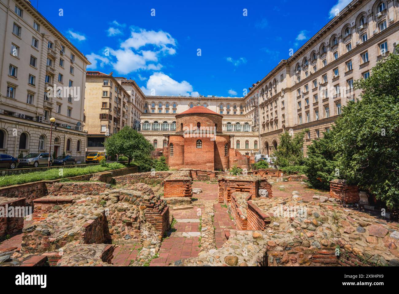 Vista esterna della chiesa di San Giorgio Rotunda, un antico edificio in mattoni rossi a Sofia, capitale della Bulgaria Foto Stock