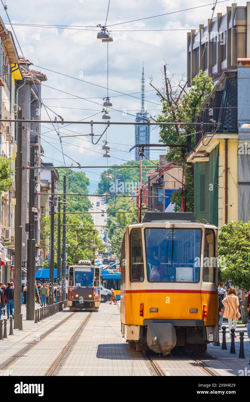 Strada affollata con due funivie in vecchio stile a Sofia, la capitale della Bulgaria Foto Stock