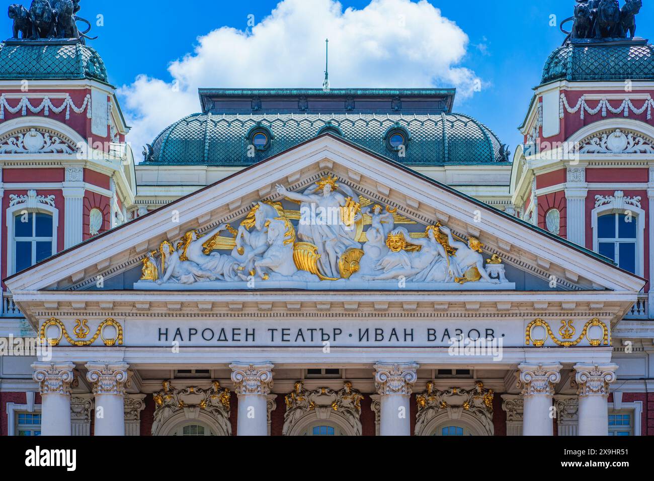 Sofia, Bulgaria, 23 maggio 2024. Vista della facciata del Teatro Nazionale Ivan Vazov, il più antico teatro della Bulgaria e un famoso punto di riferimento a Sofia Foto Stock