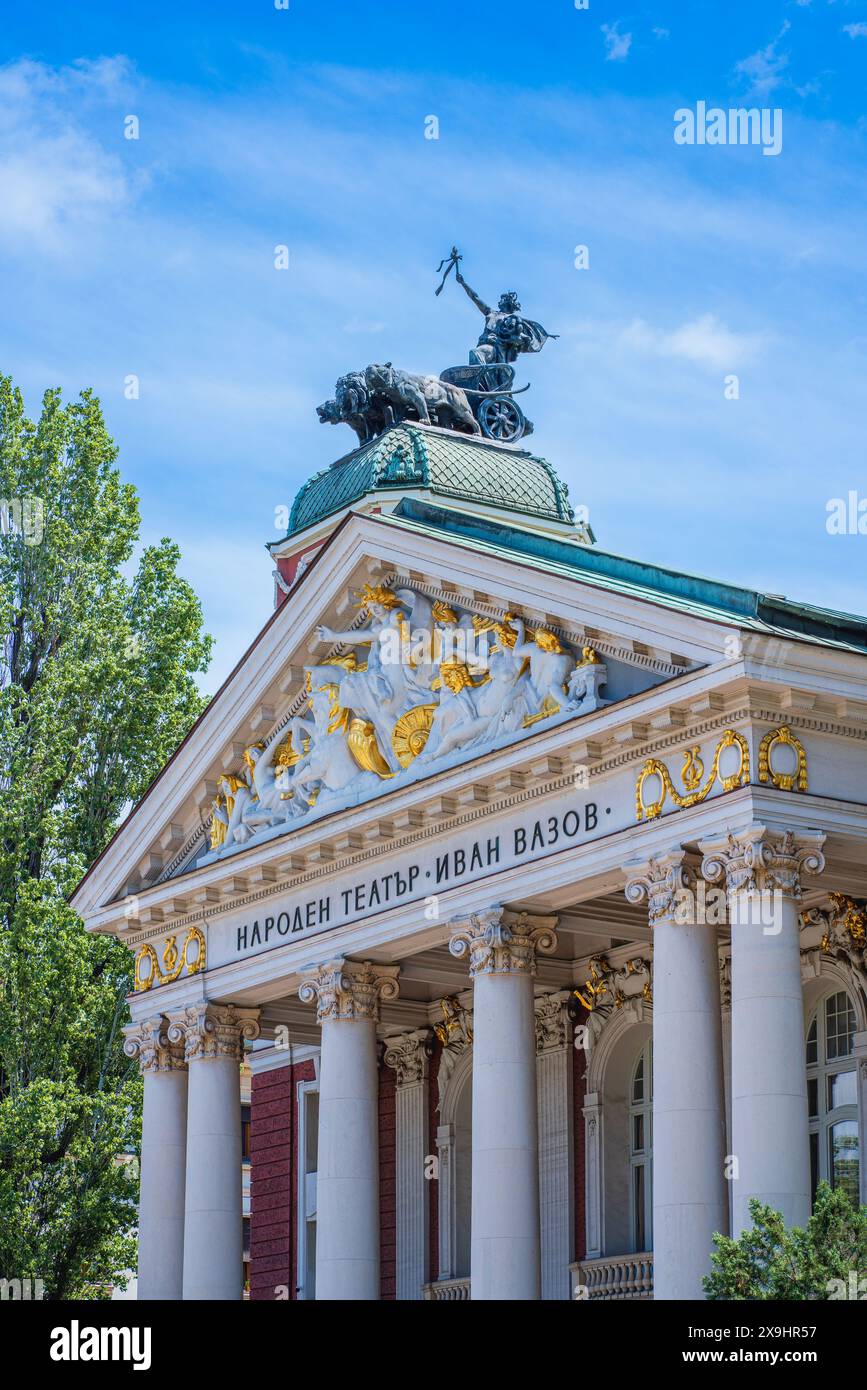 Sofia, Bulgaria, 23 maggio 2024. Vista della facciata del Teatro Nazionale Ivan Vazov, il più antico teatro della Bulgaria e un famoso punto di riferimento a Sofia Foto Stock