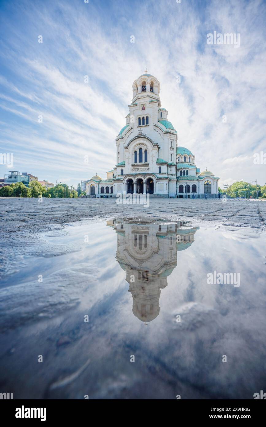 Vista verticale della cattedrale Alexander Nevsky a Sofia, capitale della Bulgaria, riflessa sull'acqua Foto Stock
