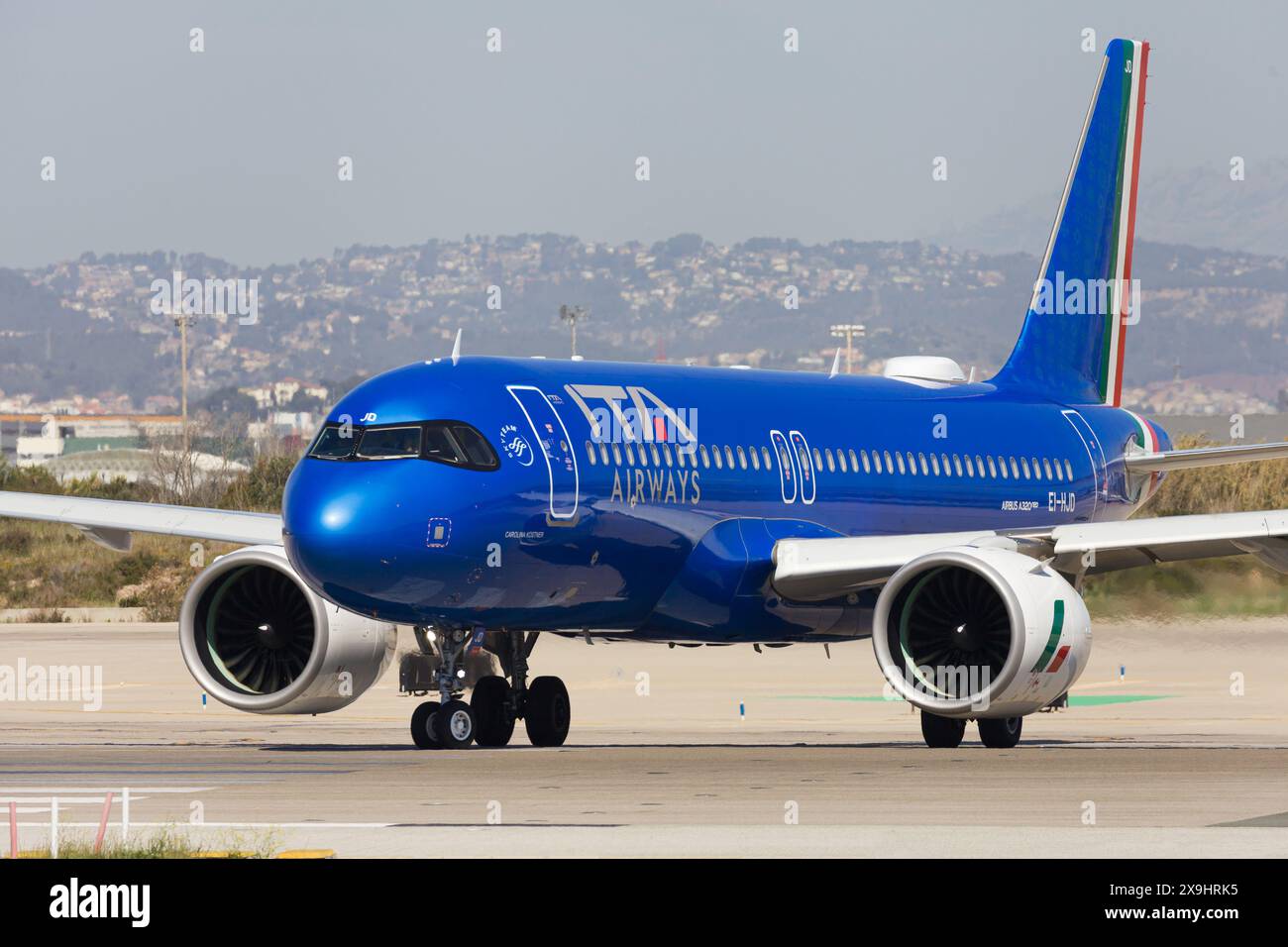 Barcellona, Spagna - 14 aprile 2024: ITA Airways Airbus A320Neo sulla pista di rullaggio all'aeroporto El Prat di Barcellona, Spagna. Foto Stock