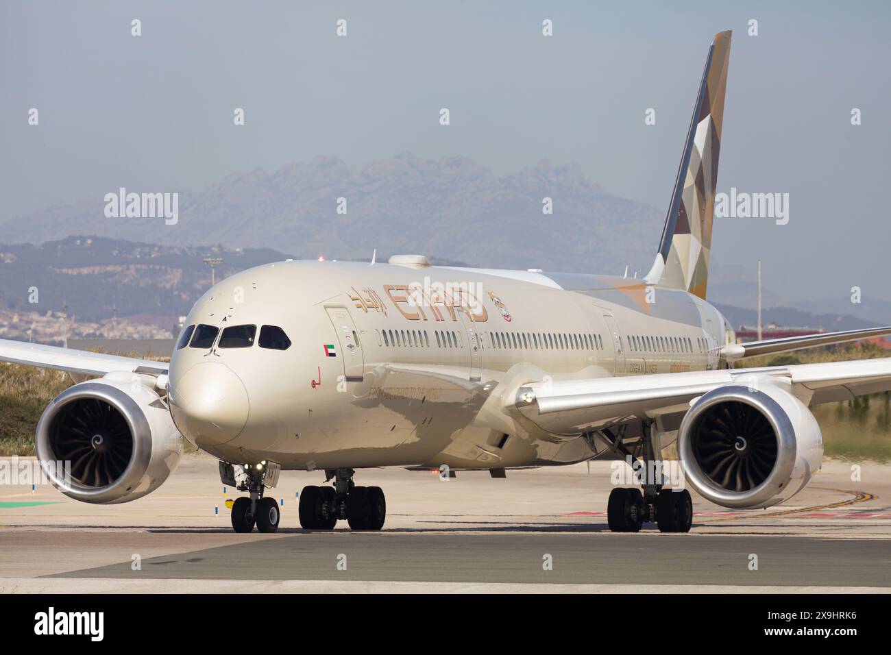 Barcellona, Spagna - 14 aprile 2024: Boeing 787-9 Dreamliner Etihad Airways sulla pista di rullaggio all'aeroporto El Prat di Barcellona, Spagna. Foto Stock