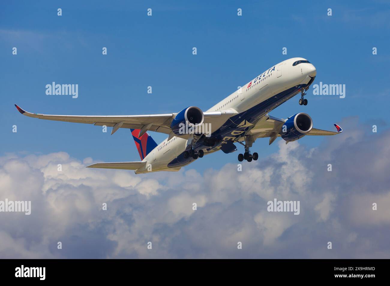 Barcellona, Spagna - 19 maggio 2024: Decollo dell'Airbus A350-900 Delta Air Lines dall'aeroporto El Prat di Barcellona, Spagna. Foto Stock
