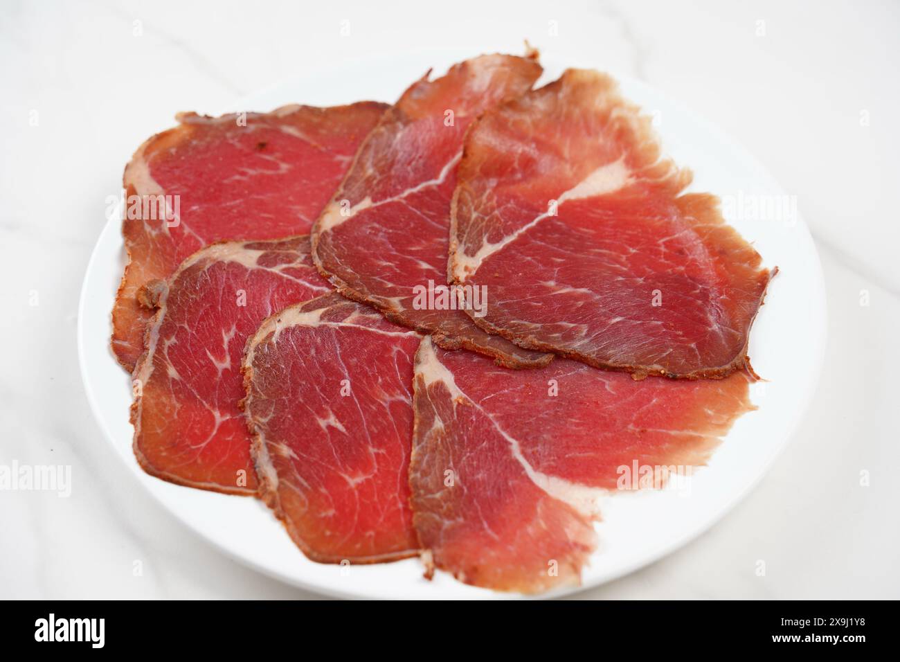 Basturma a fette secche, carne di manzo salata pronta per il pasto. Foto Stock