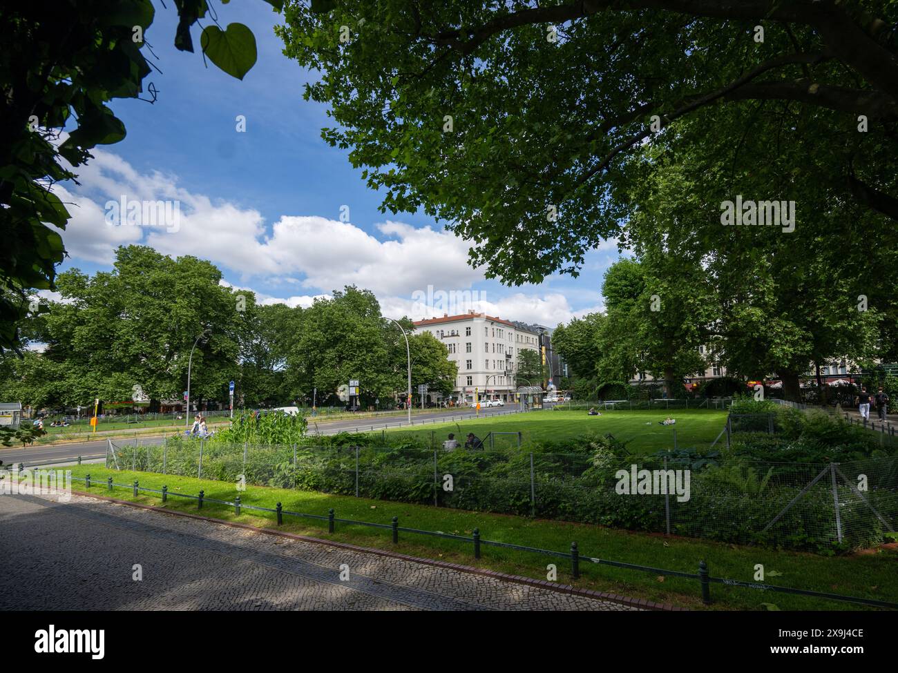 31 maggio 2024, Berlino: Veduta dello spazio verde ben tenuto a Savignyplatz nella City West. Foto: Monika Skolimowska/dpa Foto Stock