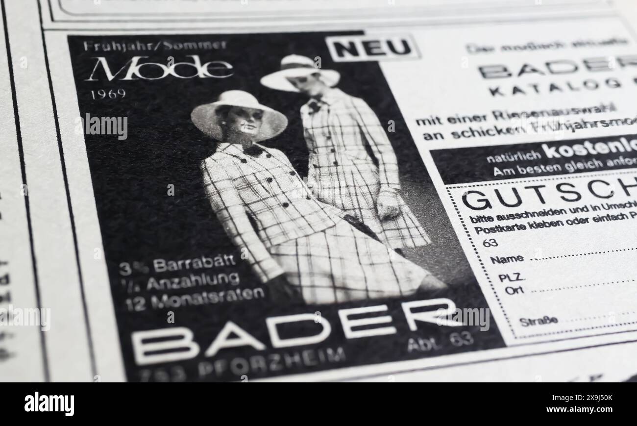 Viersen, Germania - 9 maggio. 2024: Pubblicità per il catalogo Bader fashion per corrispondenza su una rivista tedesca del 1969 Foto Stock