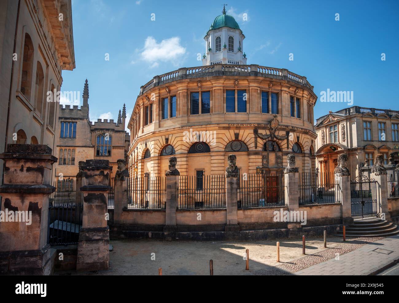 Oxford, Inghilterra, Gran Bretagna - 19 maggio 2024: Vista grandangolare del famoso Sheldonian Theatre parte dell'architettura artistica del XVII secolo su un su Foto Stock