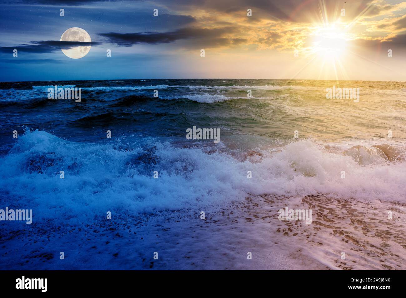 spettacolare paesaggio marino al solstizio d'estate. onde che si infrangono sulla riva sotto un cielo con sole e luna sopra l'orizzonte. concetto di cambiamento di orario diurno e notturno Foto Stock
