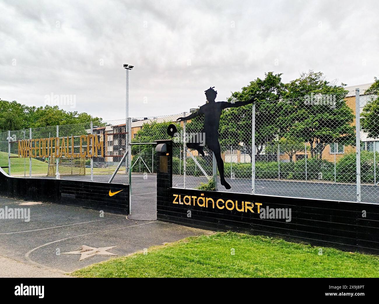 Zlatan Court, che prende il nome dalla leggenda del calcio svedese Zlatan Ibrahimovic, nel distretto di Rosengard a Malmo, in Svezia, il 29 maggio 2024. Il calciatore bosniaco-croato è cresciuto a Rosengard e nel 2007 ha inaugurato il parco giochi sul sito dove giocava a calcio tra gli appartamenti. (Foto CTK/Lucie Mikolaskova) Foto Stock