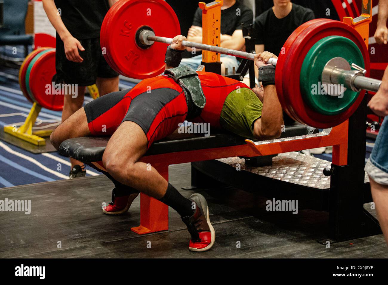 atleta tipografo alla gara di potenziamento Foto Stock