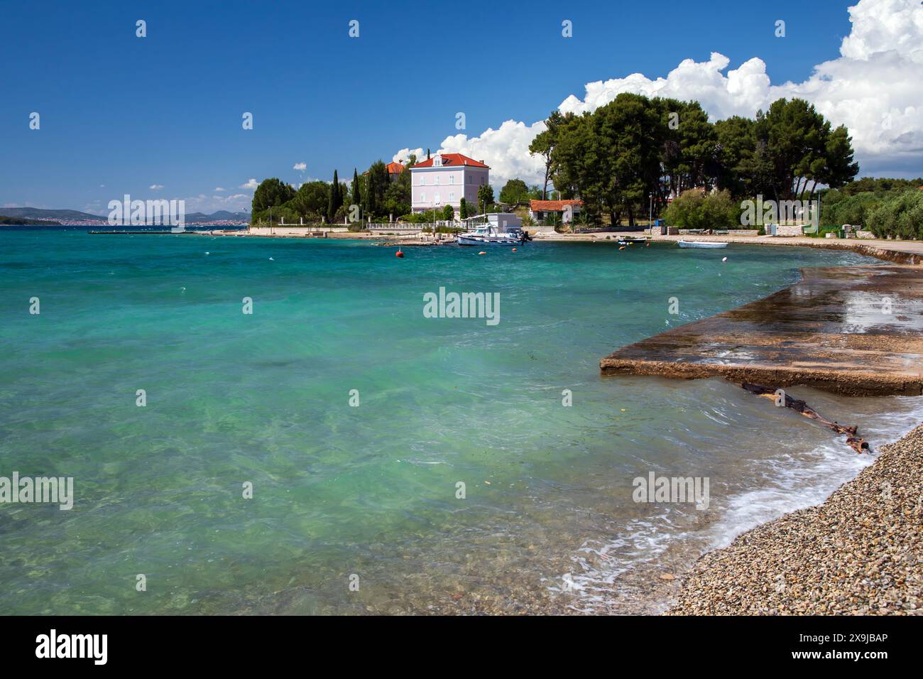 Zlarin, Croazia, 23 maggio 2024: Zlarin è un'isola dell'arcipelago di Sibenik nota per i suoi gioielli in corallo Foto Stock