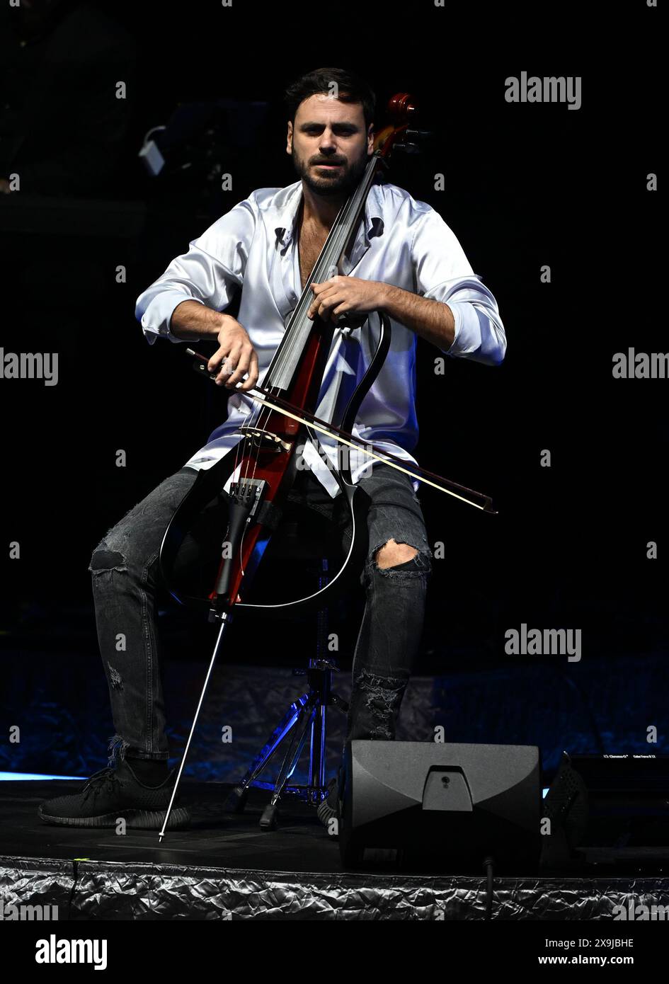 HOLLYWOOD FL - MAGGIO 31: Hauser si esibisce durante il Rebel with a Cello Tour all'Hard Rock Live tenuto al Seminole Hard Rock Hotel & Casino il 31 maggio 2024 a Hollywood, Florida. Crediti: Mpi04/MediaPunch crediti: MediaPunch Inc/Alamy Live News Foto Stock