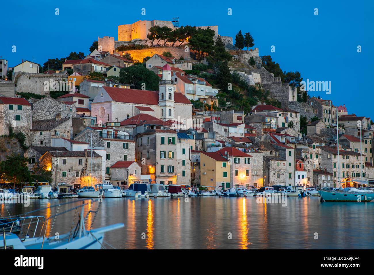 Sibenik, Croazia, 24 maggio 2024: Veduta della storica città di Sibenik con fortess e porto Foto Stock