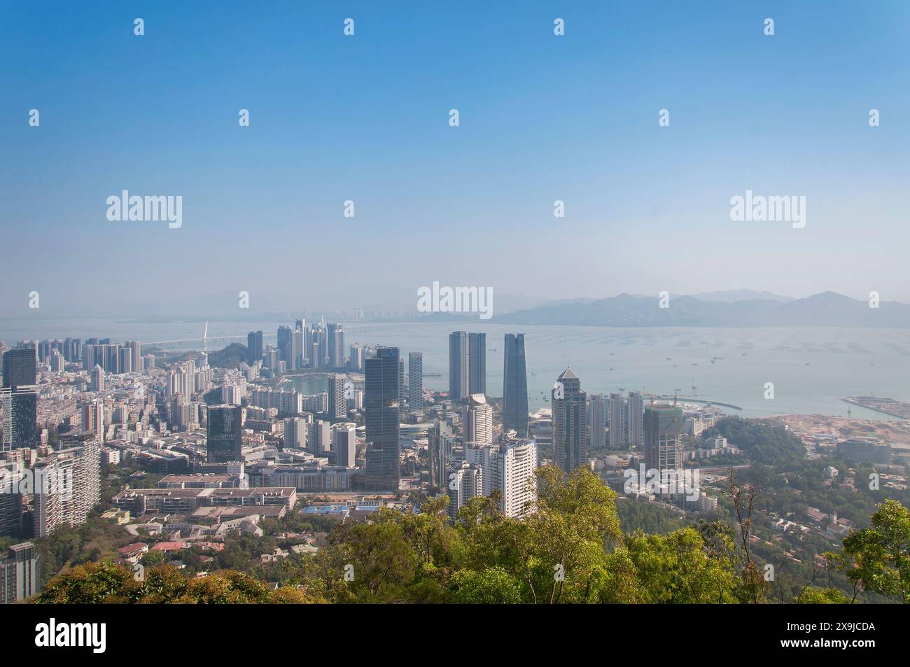 Il quartiere Nanshan di shenzhen cina dalla cima del monte Guishan in una giornata di sole e nebbia. Foto Stock