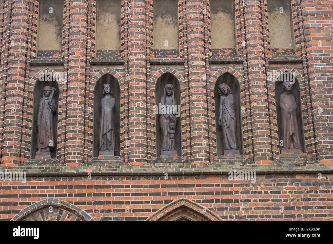 Gerhard Marcks: Der Brandstifter, Die Jungfrau, Mutter und Kind, Kassandra, Der Prophet, Westfassade, Katharinenkirche, Königstraße, Lübeck, Niedersac Foto Stock