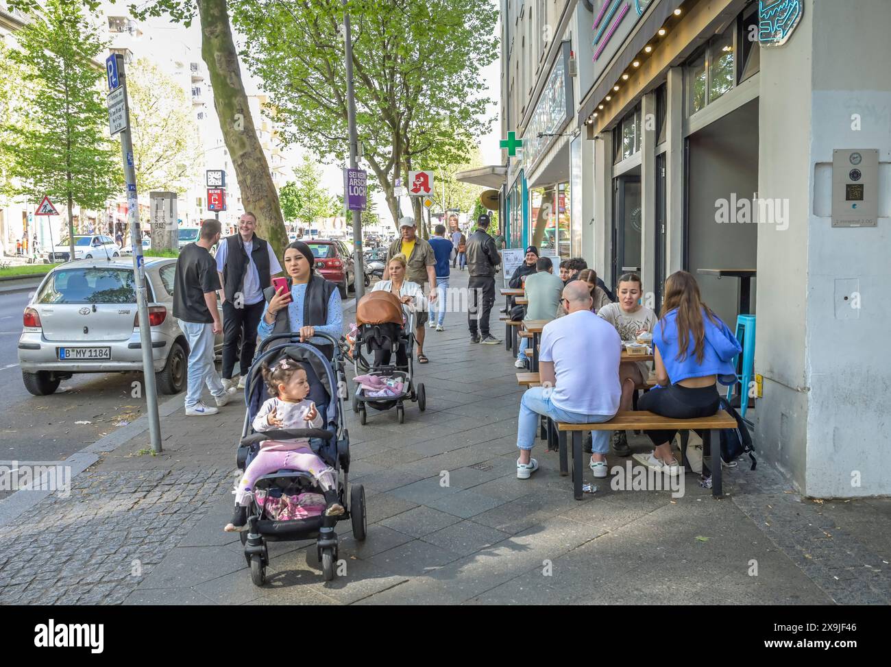 Menschen, Straßenszene, Badstraße, Gesundbrunnen, Mitte, Berlino, Germania Foto Stock