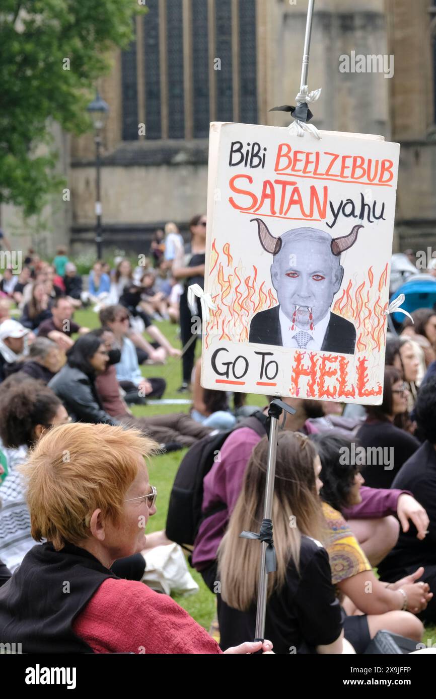 Bristol, Regno Unito. 1 giugno 2024. La gente si riunisce al College Green nel centro di Bristol per protestare contro il conflitto israelo-palestinese a Gaza. Striscione raffigurante il Premier israeliano Netanyau come il diavolo. Crediti: JMF News/Alamy Live News Foto Stock