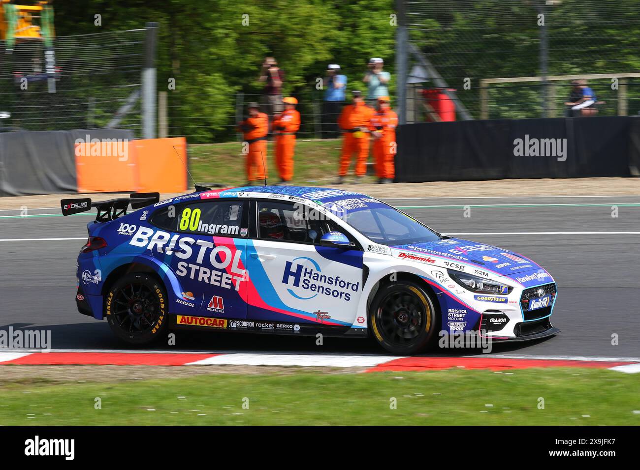 Tom Ingram - Team Bristol Street Motors - alla guida della Hyundai i30N numero 80 nel 2024 Kwik Fit BTCC a Brands Hatch nel maggio 2024 Foto Stock